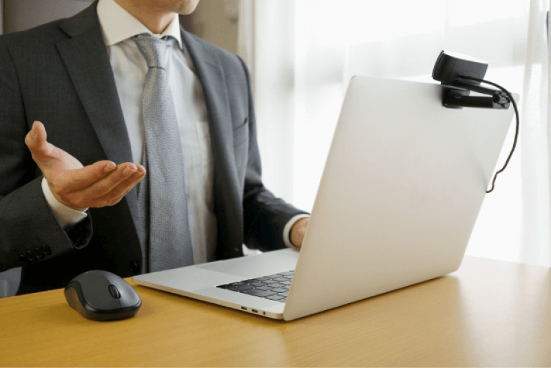 日程調整をPCを使ってするイメージ画像