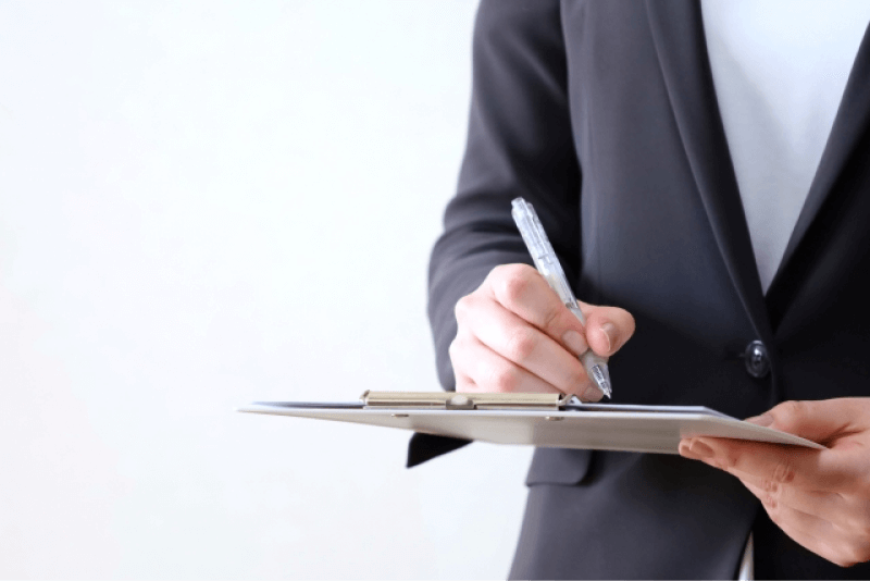 不動産会社が申し込んだり、物件の審査を行っているイメージ画像