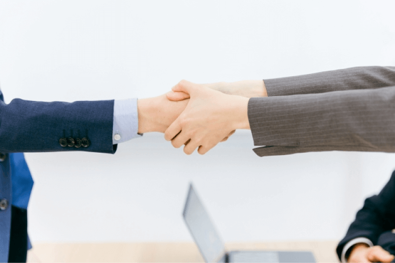 不動産会社と契約をしているイメージ画像